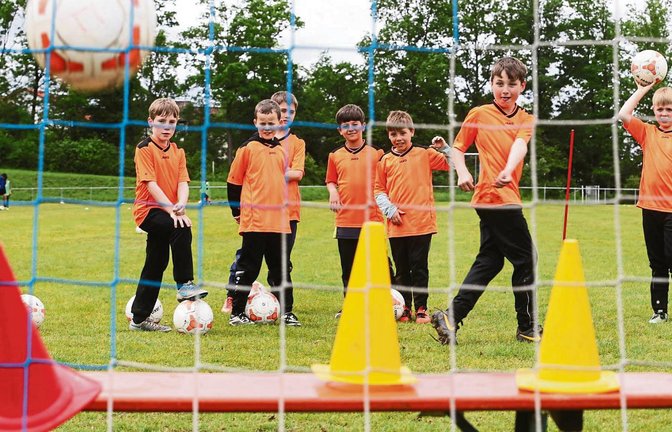Wer schießt die meisten Hütchen von der Bank, ohne dabei gleich die ganze Bank umzuwerfen? Dieses Ziel spornt die Teilnehmer des 9. Jugendcamps zum sportlichen Wettstreit an. Fotos: Küppers