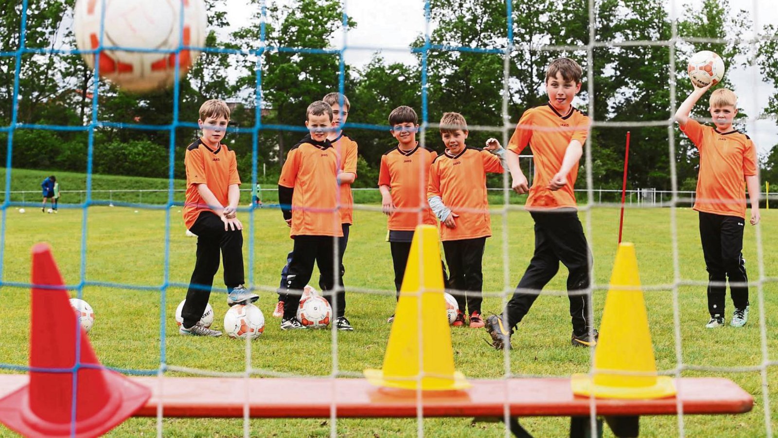 Wer schießt die meisten Hütchen von der Bank, ohne dabei gleich die ganze Bank umzuwerfen? Dieses Ziel spornt die Teilnehmer des 9. Jugendcamps zum sportlichen Wettstreit an. Fotos: Küppers Wer schießt die meisten Hütchen von der Bank, ohne dabei gleich die ganze Bank umzuwerfen? Dieses Ziel spornt die Teilnehmer des 9. Jugendcamps zum sportlichen Wettstreit an. Fotos: Küppers