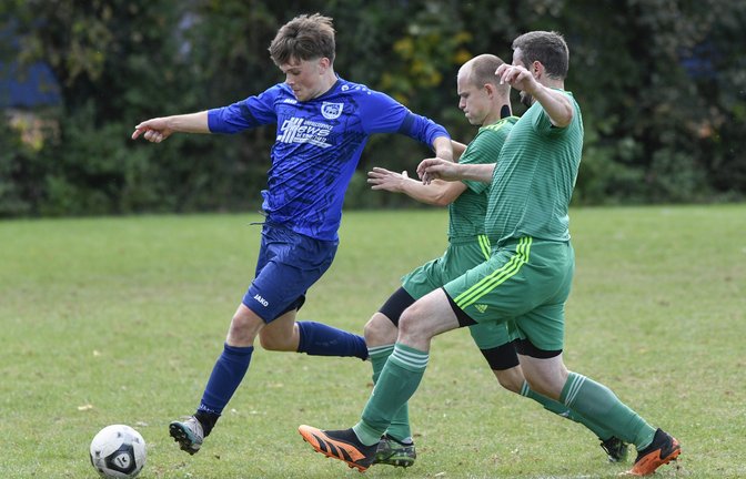 Louis Wäbisch (von links) vom VfB Vaihingen wird von den beiden Iptingern Tom Jäger und Sebastian Rapp unter Druck gesetzt. <span class='image-autor'>Foto: Leitner</span>