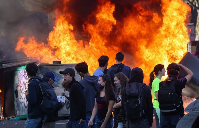 Auch in Marseille eskalierten die Proteste am 17. Oktober&nbsp;– droht ein solches Szenario auch in Deutschland?<span class='image-autor'>IMAGO/Gilles BADER</span>