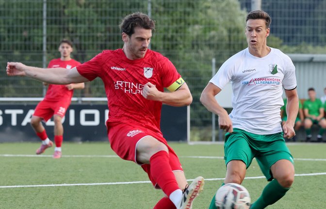 Janis Feufel (links) hat mit dem FV Löchgau in der Landesliga einen klaren Auftakterfolg gegen Heimerdingen gefeiert. <span class='image-autor'>Foto: Baumann</span>