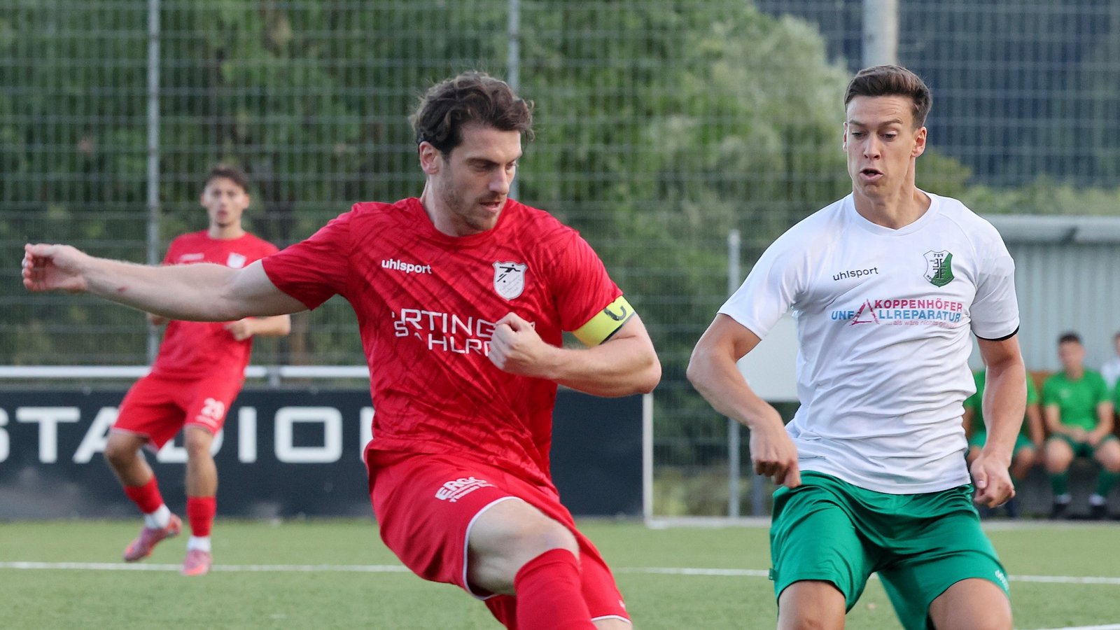 Janis Feufel (links) hat mit dem FV Löchgau in der Landesliga einen klaren Auftakterfolg gegen Heimerdingen gefeiert. Foto: Baumann Janis Feufel (links) hat mit dem FV Löchgau in der Landesliga einen klaren Auftakterfolg gegen Heimerdingen gefeiert. Foto: Baumann