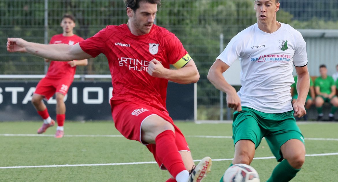 BAU //  Löchgau , Landesliga Fußball  FV Löchgau vs. TSV Heimerdingen , von links: Janis Feufel ( Löch ) / Robin Reichardt ( Heim ) 