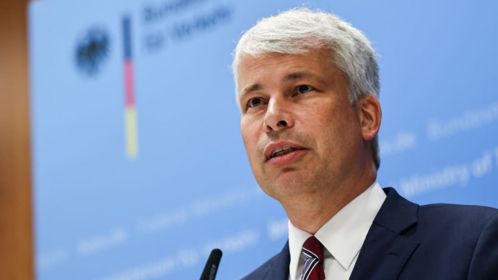 Nach den Worten von Verkehrsminister Bilger haben Bahnkunden und Steuerzahler einen Anspruch darauf, dass wirklich der Erfolg gemessen wird. (Archivbild)Oliver Berg/dpa Nach den Worten von Verkehrsminister Bilger haben Bahnkunden und Steuerzahler einen Anspruch darauf, dass wirklich der Erfolg gemessen wird. (Archivbild)Oliver Berg/dpa