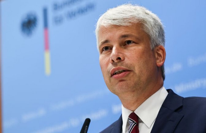 Nach den Worten von Verkehrsminister Bilger haben Bahnkunden und Steuerzahler einen Anspruch darauf, dass wirklich der Erfolg gemessen wird. (Archivbild)<span class='image-autor'>Oliver Berg/dpa</span>