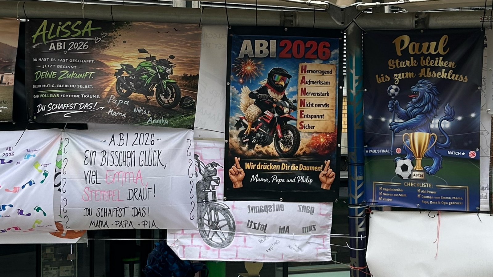 Mit viel Fantasie und Liebe haben die Unterstützer Plakate und Banner zum Anfeuern der Abiturienten gefertigt.  Foto: p