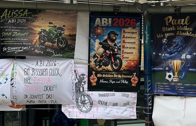 Mit viel Fantasie und Liebe haben die Unterstützer Plakate und Banner zum Anfeuern der Abiturienten gefertigt.  <span class='image-autor'>Foto: p</span>