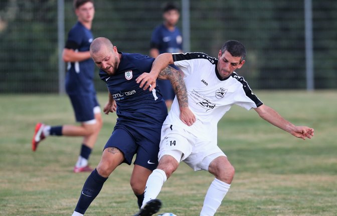 Sinan Yilmaz (rechts) hat sich als Spielertrainer des TSV Kleinglattbach mit seinem alten Team gemessen, zu dem Nils Gutscher (links) allerdings erst in diesem Sommer gestoßen ist. <span class='image-autor'>Foto: Küppers</span>