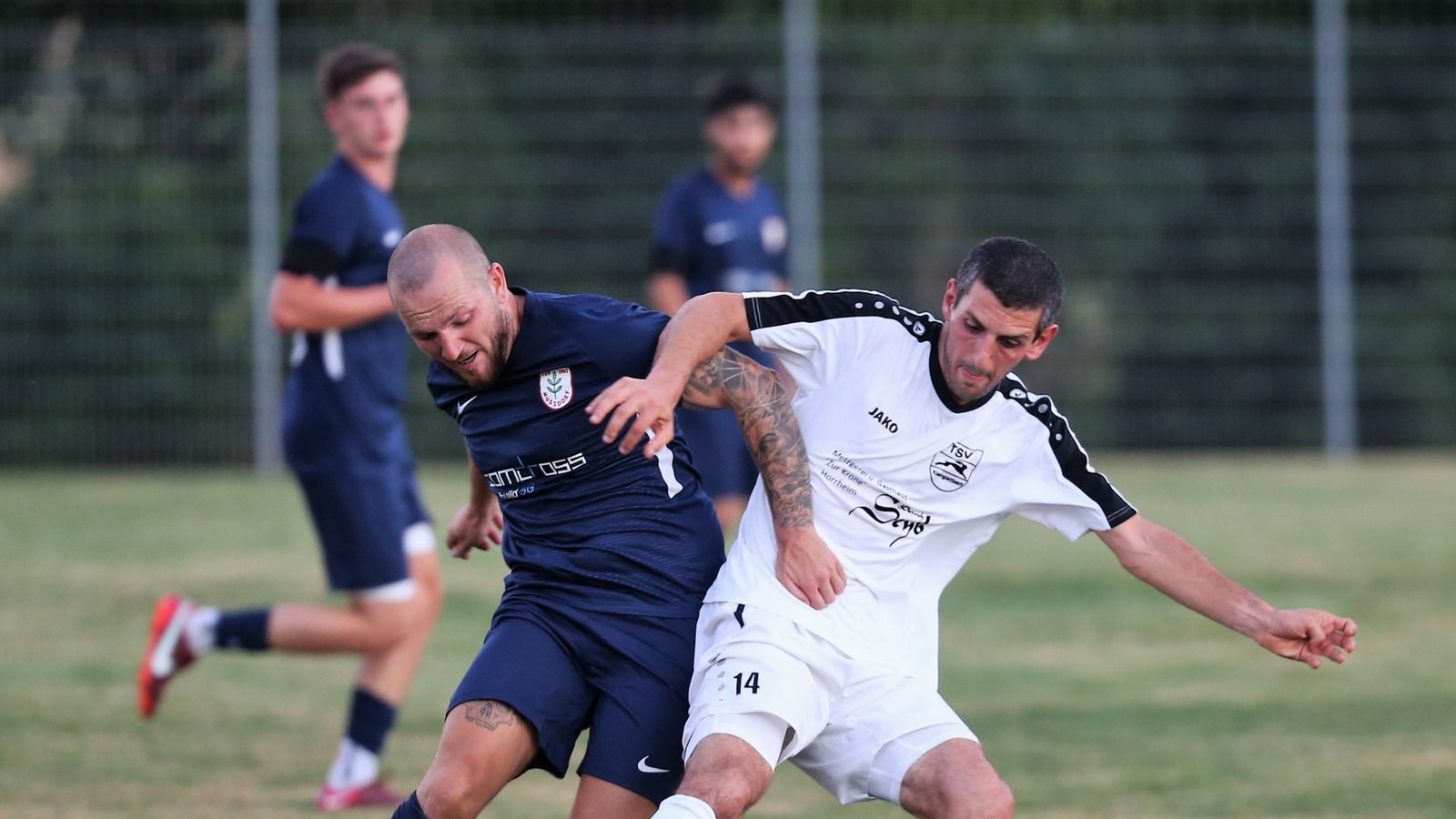 Sinan Yilmaz (rechts) hat sich als Spielertrainer des TSV Kleinglattbach mit seinem alten Team gemessen, zu dem Nils Gutscher (links) allerdings erst in diesem Sommer gestoßen ist. Foto: Küppers