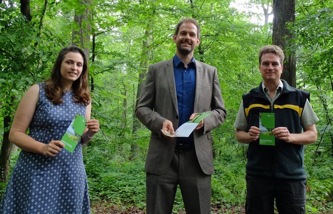 Landrat Bastian Rosenau (Mitte), der stellvertretende Leiter des Forstamtes, Dr. Axel Albrecht, und Susanne Kienzle vom Waldpädagogik-Team stellen einen neuen Flyer mit Angeboten für Erwachsene vor.  <span class='image-autor'>Foto: LE</span>