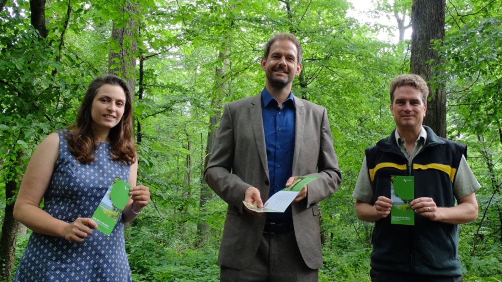 Landrat Bastian Rosenau (Mitte), der stellvertretende Leiter des Forstamtes, Dr. Axel Albrecht, und Susanne Kienzle vom Waldpädagogik-Team stellen einen neuen Flyer mit Angeboten für Erwachsene vor.  Foto: LE