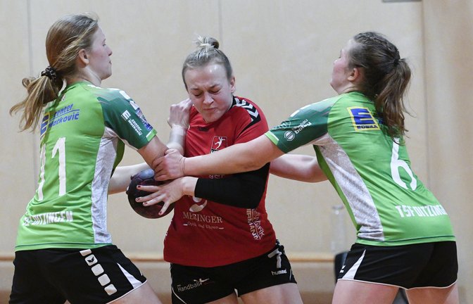 Sophie Maisch vom HC Metter-Enz war selbst von zwei Ditzinger Spielerinnen nicht unbedingt zu stoppen. <span class='image-autor'>Foto: Leitner</span>