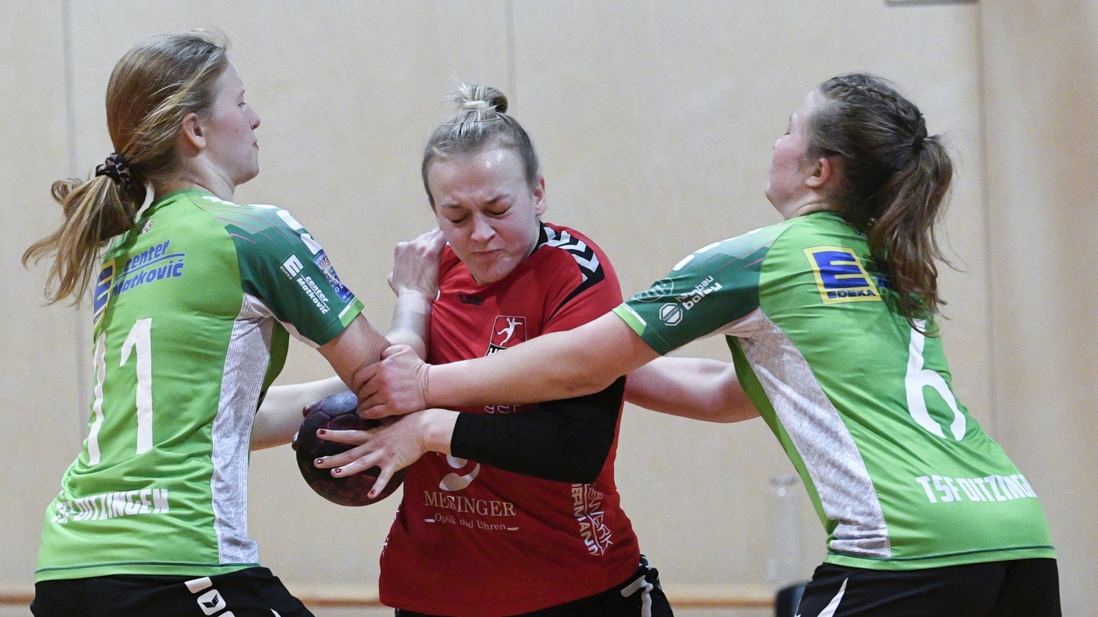 Sophie Maisch vom HC Metter-Enz war selbst von zwei Ditzinger Spielerinnen nicht unbedingt zu stoppen. Foto: Leitner