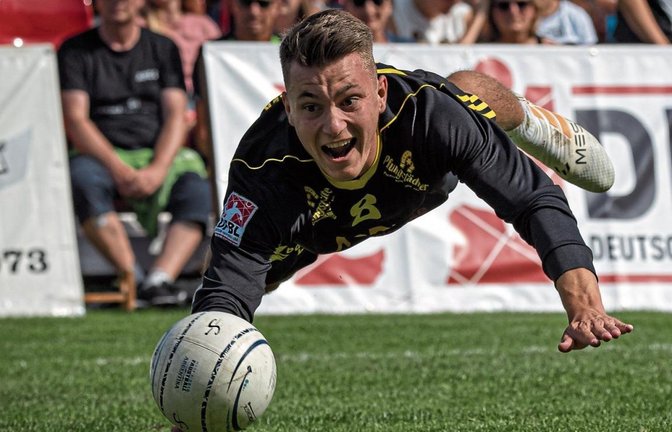 Hechtsprung zum Erfolg: Johannes Jungclaussen aus Aurich ist mit dem TSV Pfungstadt Deutscher Meister geworden. Foto: DFBL/Schönwandt