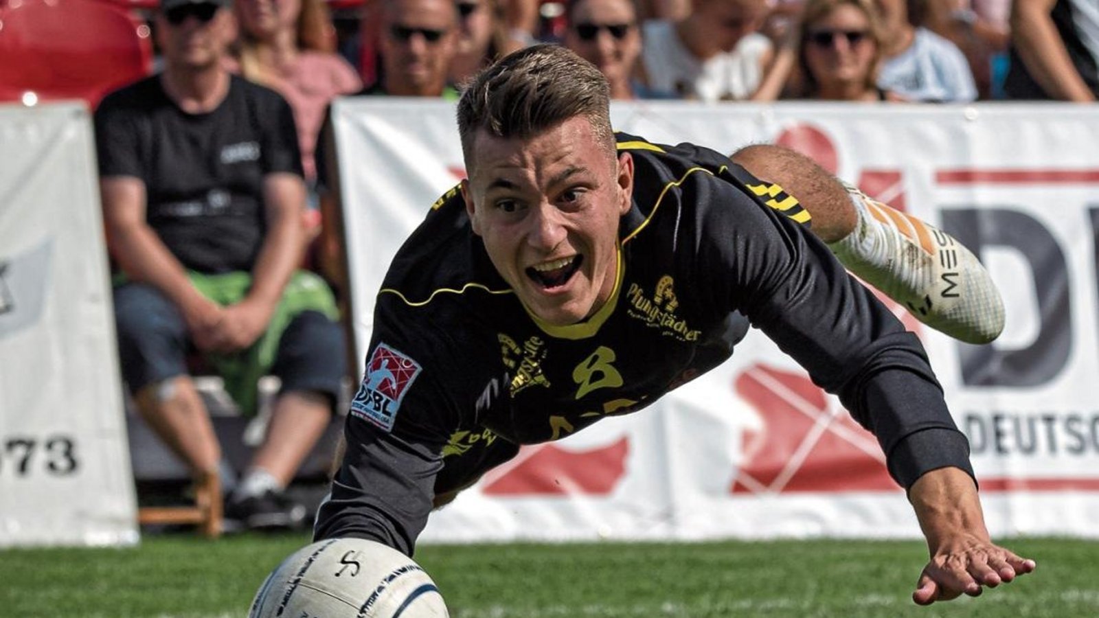 Hechtsprung zum Erfolg: Johannes Jungclaussen aus Aurich ist mit dem TSV Pfungstadt Deutscher Meister geworden. Foto: DFBL/Schönwandt