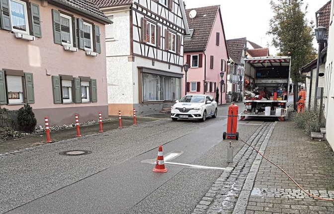 Die Markierungsarbeiten für die neuen Parkplätze sollen noch in dieser Woche abgeschlossen werden.  Foto: Glemser