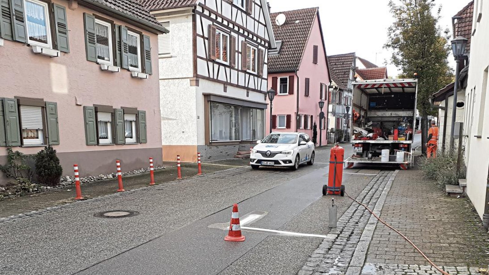Die Markierungsarbeiten für die neuen Parkplätze sollen noch in dieser Woche abgeschlossen werden.  Foto: Glemser
