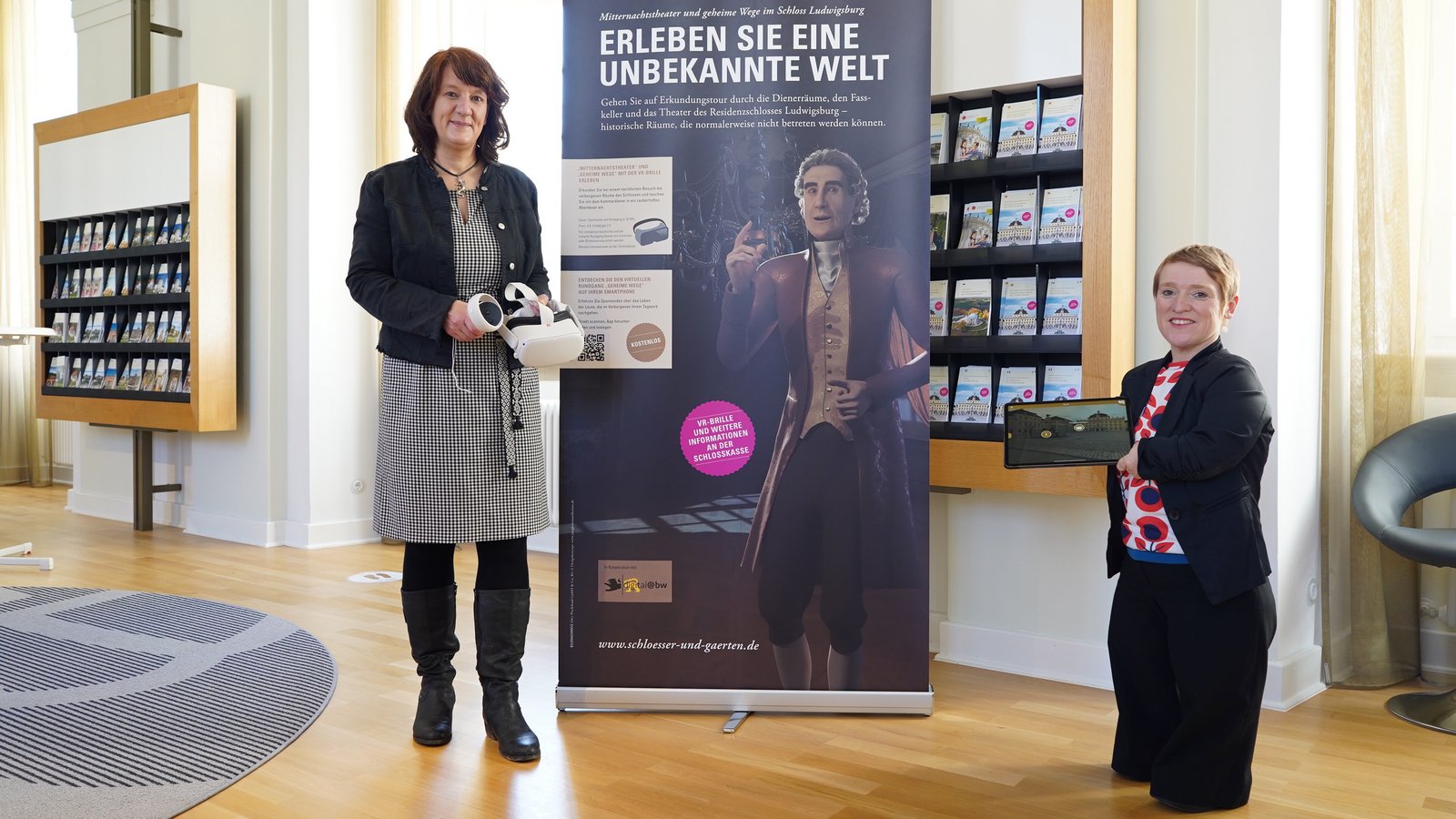 Finanzstaatssekretärin Gisela Splett (links) hat mit der Beauftragten der Landesregierung für die Belange von Menschen mit Behinderungen, Simone Fischer (rechts) , ein neues virtuelles Führungsangebot im Residenzschloss Ludwigsburg vorgestellt. Splett: „Die Staatlichen Schlösser und Gärten Baden-Württemberg entwickeln ihr digitales Angebot weiter. High-Tech trifft auf Jahrhunderte alte Geschichte und ermöglicht es so allen Menschen, am kulturellen Erbe des Landes noch besser teilzuhaben. Neue Techniken eröffnen neue Möglichkeiten. Und das kommt allen zugute, die sich für ein Monument wie Schloss Ludwigsburg interessieren.“ Fischer: „Barrierefreiheit schafft Zugänglichkeit, damit alle Menschen in den Genuss der vielfältigen Geschichte und Kultur unseres Landes kommen. Es ist erfreulich, dass wir in einer Zeit leben, die durch technische und digitale Möglichkeiten bessere Zugänge schaffen kann. Diese Techniken zu nutzen, von Beginn an barrierefrei einzusetzen und weiterzuentwickeln, ist eine große Chance für eine verbesserte Teilhabe aller Menschen in unserer Gesellschaft.“ Besucher können künftig mit Virtual Reality drei Räume im Schloss Ludwigsburg entdecken, die sonst nur eingeschränkt zugänglich sind. Dazu gehören die Dienertreppe, der Bühnenboden des Schlosstheaters und der Fasskeller, die nun auch interaktiv erlebbar sein werden. So soll auch für Menschen mit Assistenzbedarf ein umfassendes Besuchserlebnis und eine Teilhabe am kulturellen Erbe möglich werden. Mit dem neuen Angebot bietet Schloss Ludwigsburg somit einen erweiterten Zugang zum Kulturerbe. Die digitale Erschließung öffnet die Tore in den historischen Mauern und die Wege zu ihren Geheimnissen für alle. Foto: p Finanzstaatssekretärin Gisela Splett (links) hat mit der Beauftragten der Landesregierung für die Belange von Menschen mit Behinderungen, Simone Fischer (rechts) , ein neues virtuelles Führungsangebot im Residenzschloss Ludwigsburg vorgestellt. Splett: „Die Staatlichen Schlösser und Gärten Baden-Württemberg entwickeln ihr digitales Angebot weiter. High-Tech trifft auf Jahrhunderte alte Geschichte und ermöglicht es so allen Menschen, am kulturellen Erbe des Landes noch besser teilzuhaben. Neue Techniken eröffnen neue Möglichkeiten. Und das kommt allen zugute, die sich für ein Monument wie Schloss Ludwigsburg interessieren.“ Fischer: „Barrierefreiheit schafft Zugänglichkeit, damit alle Menschen in den Genuss der vielfältigen Geschichte und Kultur unseres Landes kommen. Es ist erfreulich, dass wir in einer Zeit leben, die durch technische und digitale Möglichkeiten bessere Zugänge schaffen kann. Diese Techniken zu nutzen, von Beginn an barrierefrei einzusetzen und weiterzuentwickeln, ist eine große Chance für eine verbesserte Teilhabe aller Menschen in unserer Gesellschaft.“ Besucher können künftig mit Virtual Reality drei Räume im Schloss Ludwigsburg entdecken, die sonst nur eingeschränkt zugänglich sind. Dazu gehören die Dienertreppe, der Bühnenboden des Schlosstheaters und der Fasskeller, die nun auch interaktiv erlebbar sein werden. So soll auch für Menschen mit Assistenzbedarf ein umfassendes Besuchserlebnis und eine Teilhabe am kulturellen Erbe möglich werden. Mit dem neuen Angebot bietet Schloss Ludwigsburg somit einen erweiterten Zugang zum Kulturerbe. Die digitale Erschließung öffnet die Tore in den historischen Mauern und die Wege zu ihren Geheimnissen für alle. Foto: p