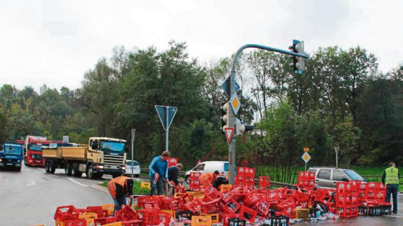 Kistenstapeln an der B 10. Weil dort ein Getränkelaster gestern Vormittag einen Teil seiner Ladung verlor, musste eine große Aufräumaktion gestartet werden.  Foto: Elsässer