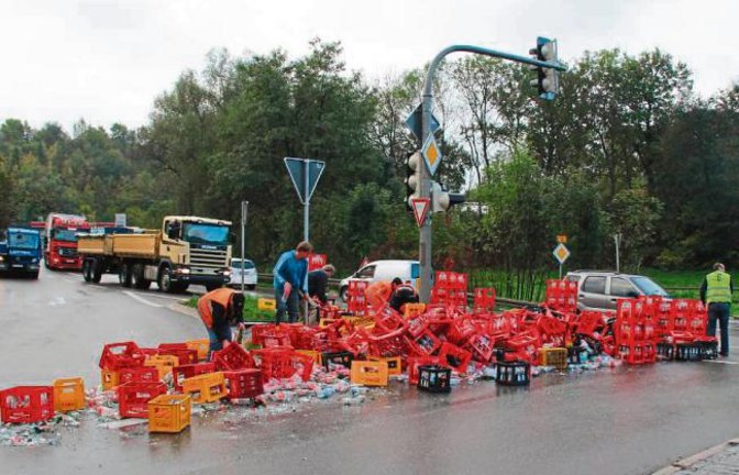 Kistenstapeln an der B 10. Weil dort ein Getränkelaster gestern Vormittag einen Teil seiner Ladung verlor, musste eine große Aufräumaktion gestartet werden.  Foto: Elsässer