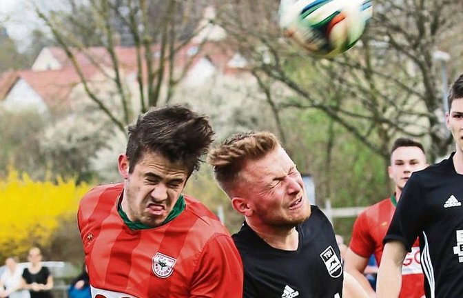 Augen zu und durch – im jeweils ersten Spiel nach dem Trainerrücktritt hat Kleinglattbach (rechts Ralf Krause) gegen Robin Wöhr und seine Nussdorfer mit 1:2 verloren. Foto: Küppers