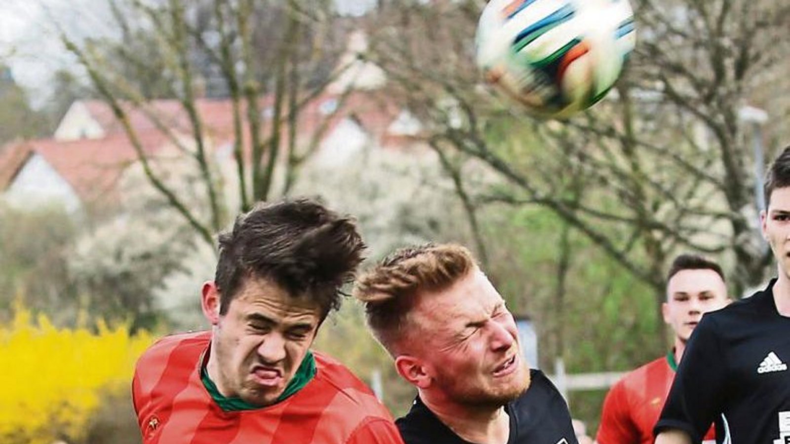 Augen zu und durch – im jeweils ersten Spiel nach dem Trainerrücktritt hat Kleinglattbach (rechts Ralf Krause) gegen Robin Wöhr und seine Nussdorfer mit 1:2 verloren. Foto: Küppers Augen zu und durch – im jeweils ersten Spiel nach dem Trainerrücktritt hat Kleinglattbach (rechts Ralf Krause) gegen Robin Wöhr und seine Nussdorfer mit 1:2 verloren. Foto: Küppers