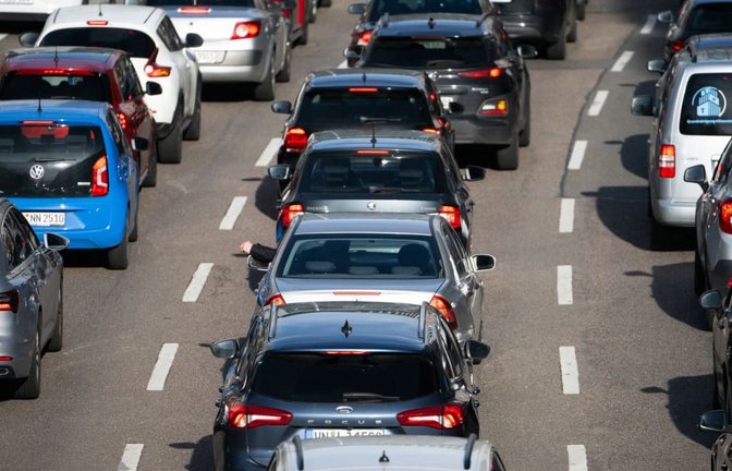 Stau auf der A5: Das Auto bleibt für die meisten Menschen das liebste Verkehrsmittel.<span class='image-autor'>Marijan Murat/dpa</span>