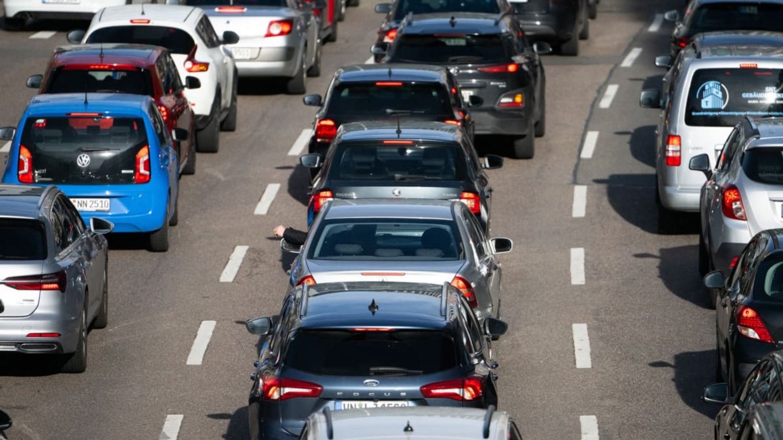 Stau auf der A5: Das Auto bleibt für die meisten Menschen das liebste Verkehrsmittel.Marijan Murat/dpa Stau auf der A5: Das Auto bleibt für die meisten Menschen das liebste Verkehrsmittel.Marijan Murat/dpa