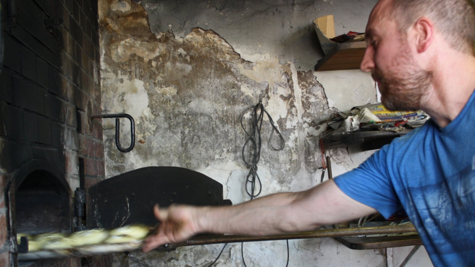 Ab in den Ofen: Nach etwa drei Minuten sind die Kemmichplätz fertig gebacken. Fotos: Mross Ab in den Ofen: Nach etwa drei Minuten sind die Kemmichplätz fertig gebacken. Fotos: Mross