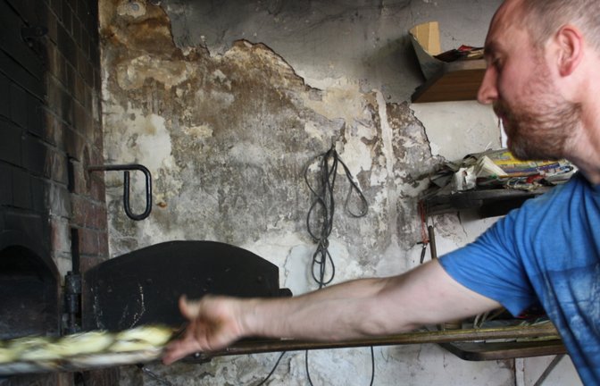 Ab in den Ofen: Nach etwa drei Minuten sind die Kemmichplätz fertig gebacken. <span class='image-autor'>Fotos: Mross</span>