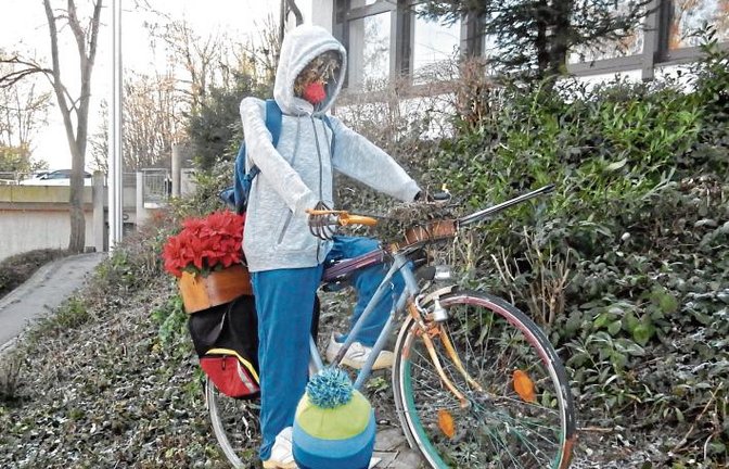 Über Stock und Stein: Radler-„Skulptur“ am Vaihinger Jugenddorf.  Foto: Arning