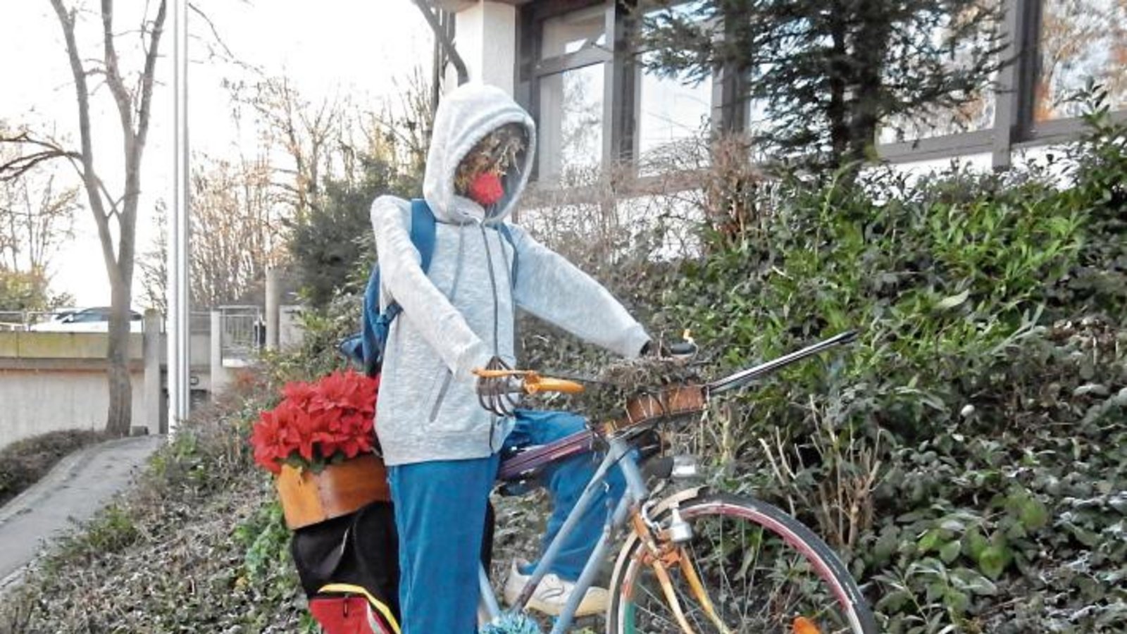 Über Stock und Stein: Radler-„Skulptur“ am Vaihinger Jugenddorf.  Foto: Arning