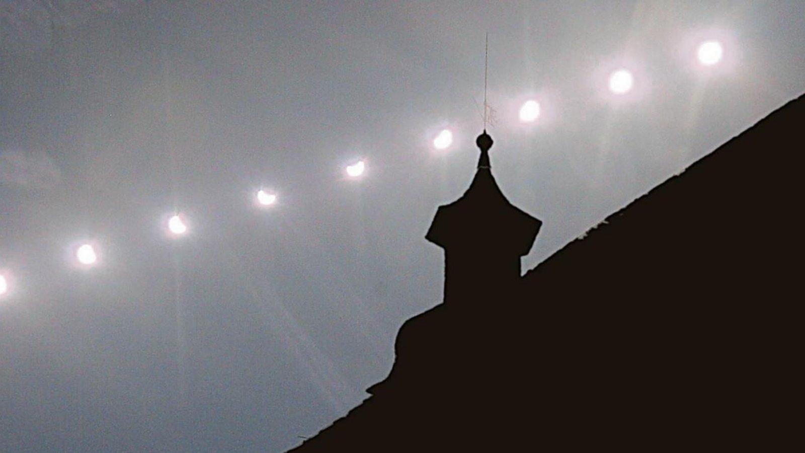 Dieses neunfach belichtete Bild zeigt, wie die Sonne hinter dem Vaihinger Rathaus aufsteigt, zwischenzeitlich zu einem Teil verdeckt wird und schließlich wieder in voller Pracht strahlt. Allerdings war die Strahlkraft der Sonne gestern auch bei 72 Prozent Überdeckung immer noch so stark, dass der Schatten nur zum Teil erkennbar ist. Fotos: Küppers, Bögel, Leitner, Arning, privat Dieses neunfach belichtete Bild zeigt, wie die Sonne hinter dem Vaihinger Rathaus aufsteigt, zwischenzeitlich zu einem Teil verdeckt wird und schließlich wieder in voller Pracht strahlt. Allerdings war die Strahlkraft der Sonne gestern auch bei 72 Prozent Überdeckung immer noch so stark, dass der Schatten nur zum Teil erkennbar ist. Fotos: Küppers, Bögel, Leitner, Arning, privat