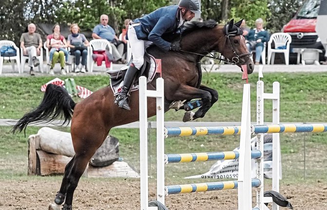 Tobias Sawatzki auf Karesse de Jucaso kam mit den Bedingungen in der Siegerrunde des S*-Springens am besten zurecht. Foto: Simecek