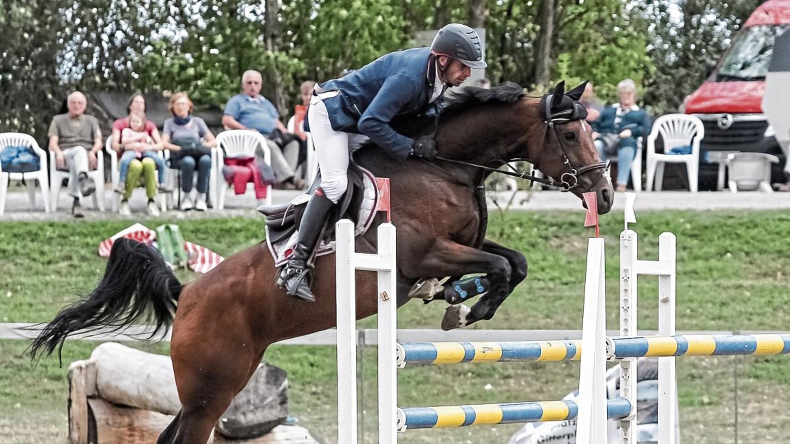 Tobias Sawatzki auf Karesse de Jucaso kam mit den Bedingungen in der Siegerrunde des S*-Springens am besten zurecht. Foto: Simecek Tobias Sawatzki auf Karesse de Jucaso kam mit den Bedingungen in der Siegerrunde des S*-Springens am besten zurecht. Foto: Simecek