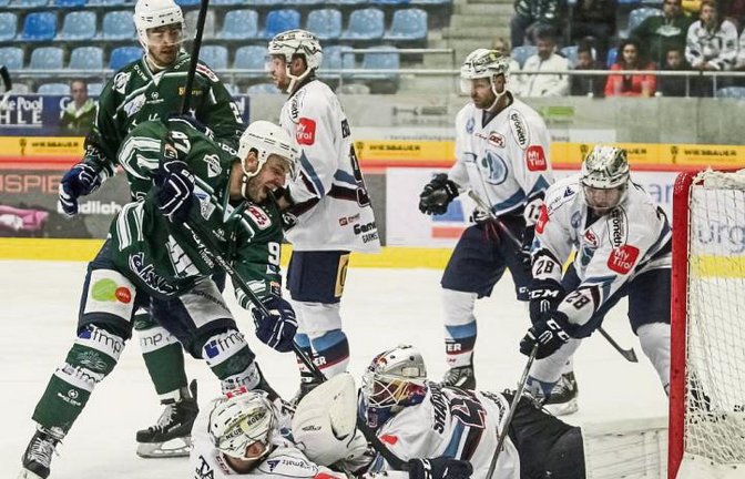 Justin Kelly und Frederik Cabana (von links) sind für die Steelers im Getümmel dabei. Foto: Simecek