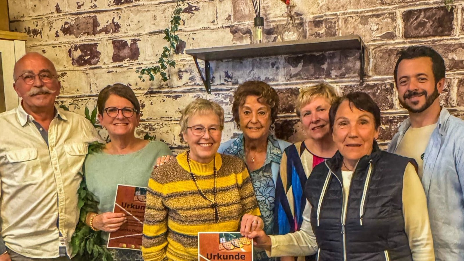 Ehrungen bei den Tennisfreunden (von links): Klaus Oßwald, Moni Deberling, Sabine Geiger, Sigi Grefe, Hildegard Mack, Heidi Möck und Vize-Abteilungsleiter Bernhard Albrich. Foto: Albrich Ehrungen bei den Tennisfreunden (von links): Klaus Oßwald, Moni Deberling, Sabine Geiger, Sigi Grefe, Hildegard Mack, Heidi Möck und Vize-Abteilungsleiter Bernhard Albrich. Foto: Albrich