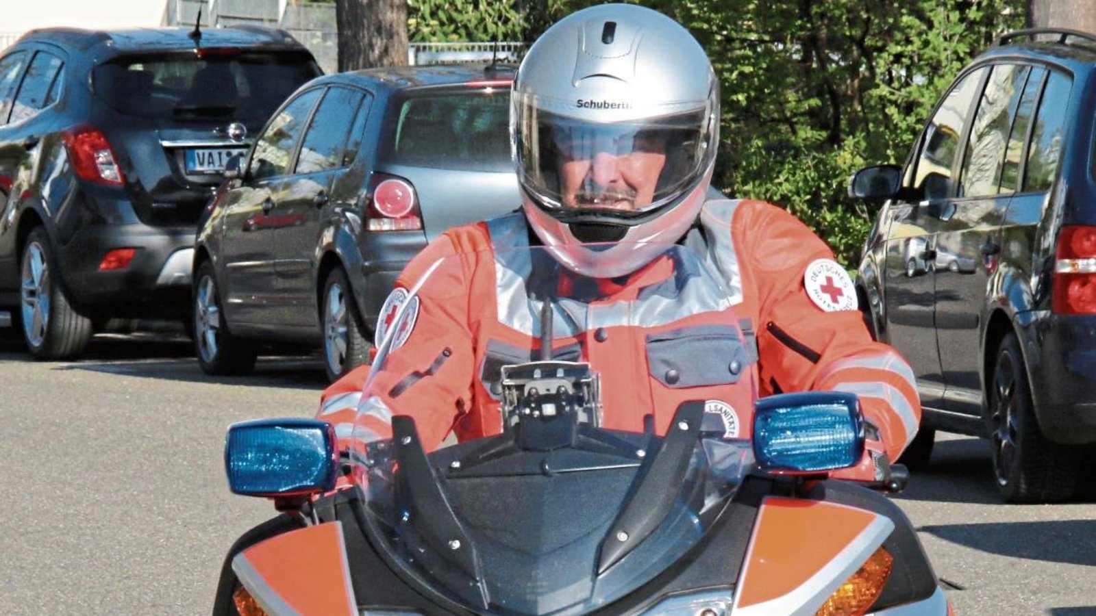 Am 1. Mai startet die DRK-Motorradstaffel im Landkreis Ludwigsburg. Steffen Schassberger mit der Maschine in Vaihingen. Foto: Bögel Am 1. Mai startet die DRK-Motorradstaffel im Landkreis Ludwigsburg. Steffen Schassberger mit der Maschine in Vaihingen. Foto: Bögel