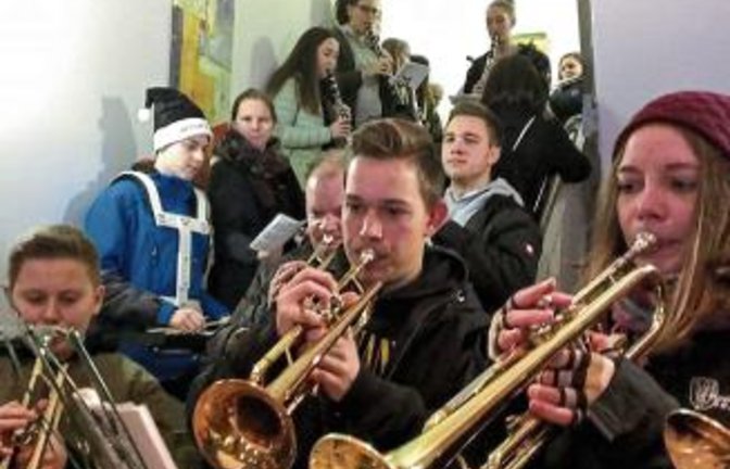 Der Sersheimer Musikverein spielt auf. p