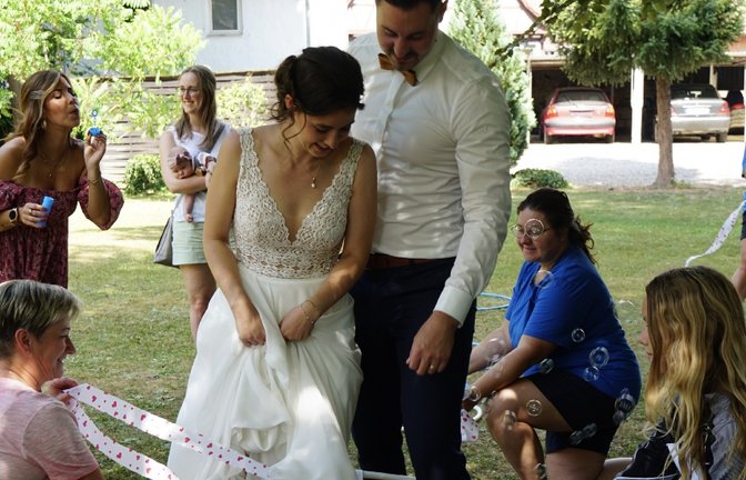 Sabrina und Tobias Bugg mussten bei der Feier nach der standesamtlichen Hochzeit durch Gymnastikreifen steigen, die von Gymnastinnen und Mitgliedern des TV Sersheim gehalten wurden.   <span class='image-autor'>Foto: privat</span>