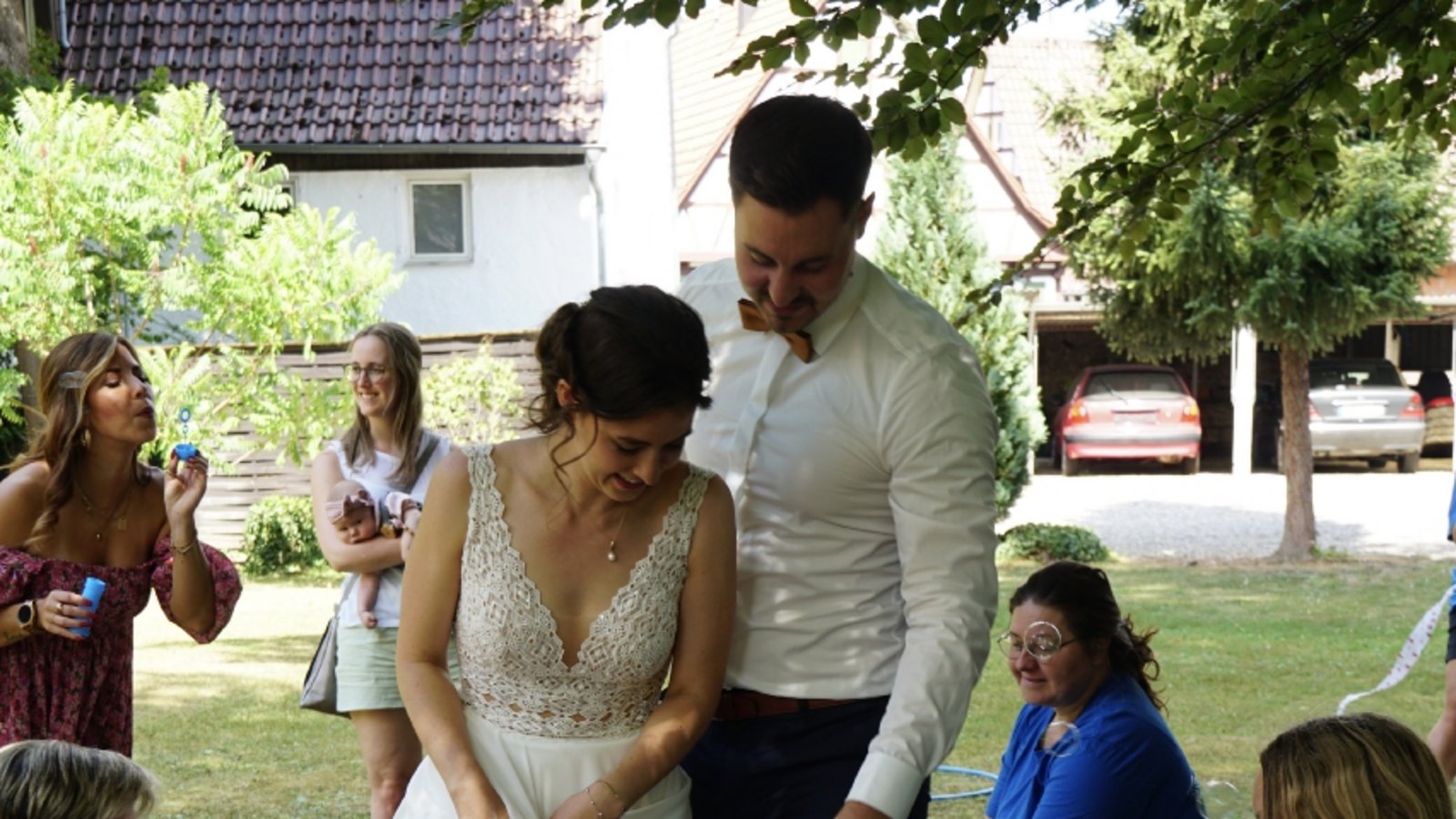 Sabrina und Tobias Bugg mussten bei der Feier nach der standesamtlichen Hochzeit durch Gymnastikreifen steigen, die von Gymnastinnen und Mitgliedern des TV Sersheim gehalten wurden.   Foto: privat