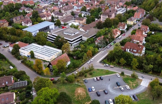 Der neue Lehrerparkplatz (vorne) liegt vom Schulcampus in der Vaihinger Kernstadt nur einen Katzensprung entfernt. <span class='image-autor'>Fotos: Küppers</span>