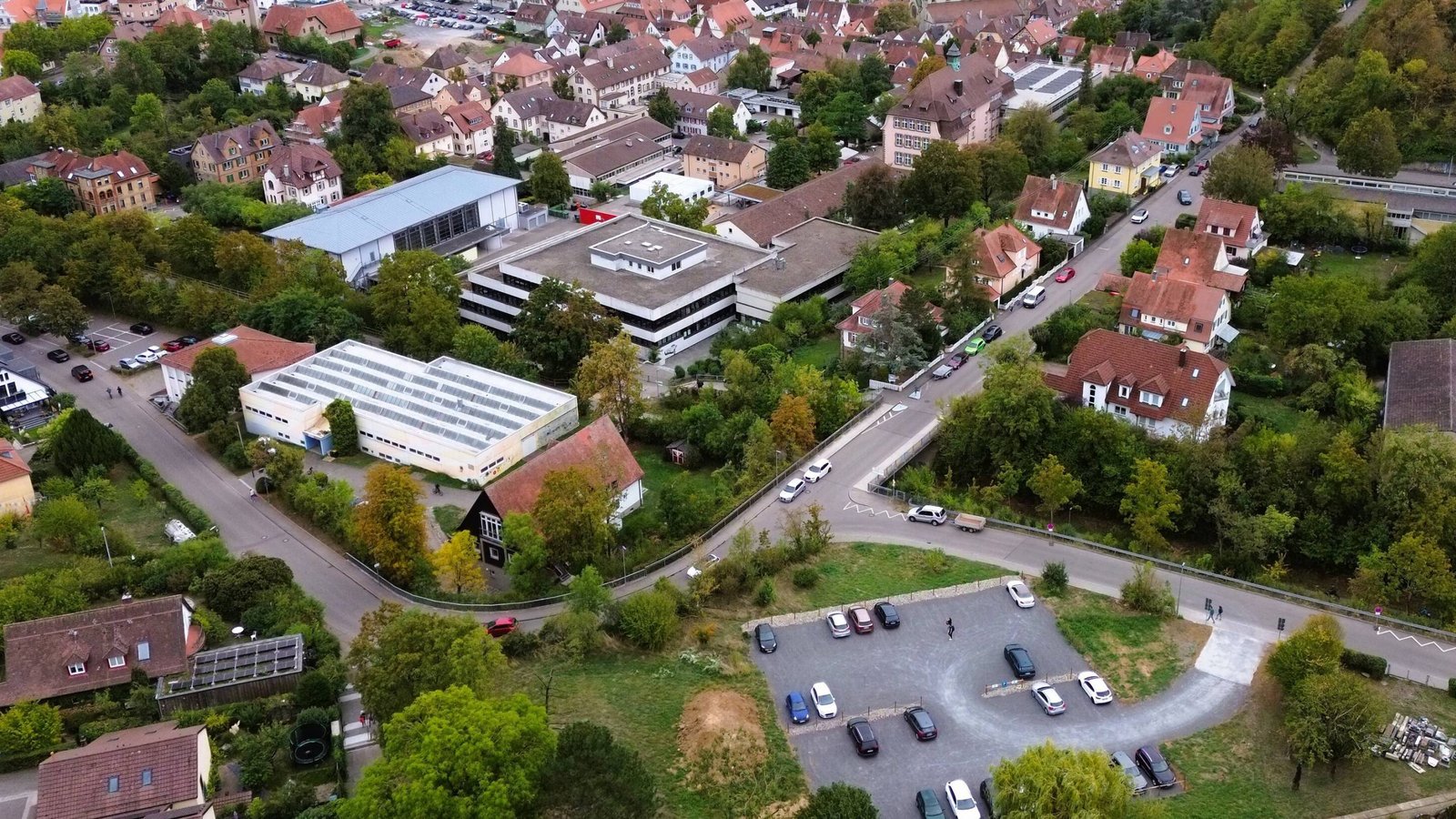 Der neue Lehrerparkplatz (vorne) liegt vom Schulcampus in der Vaihinger Kernstadt nur einen Katzensprung entfernt. Fotos: Küppers