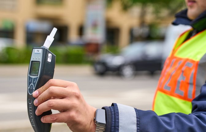Die Polizei zog in der Nacht zum Samstag drei Männer aus dem Verkehr, die allesamt unter Alkoholeinfluss und ohne Führerschein Auto gefahren waren. (Symbolfoto)<span class='image-autor'>Foto: IMAGO/Bihlmayerfotografie</span>