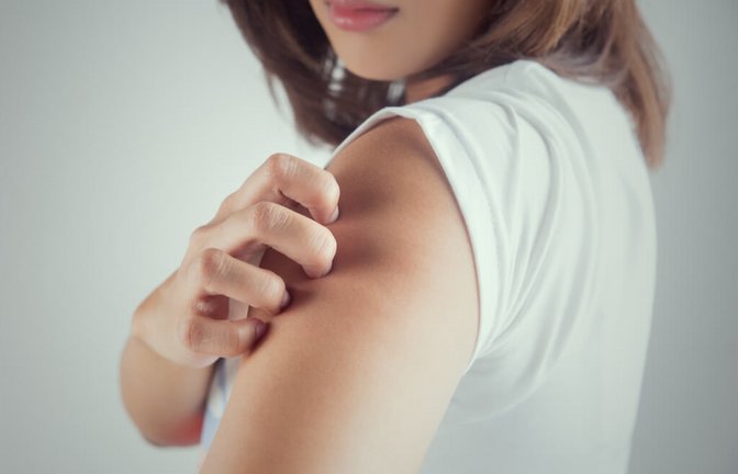 Erfahren Sie, was Sie bei einem Mückenstich tun können und welche Hausmittel es gibt. Alle Tipps zur Behandlung finden Sie hier.<span class='image-autor'>Foto: Monster_E / Shutterstock.com</span>