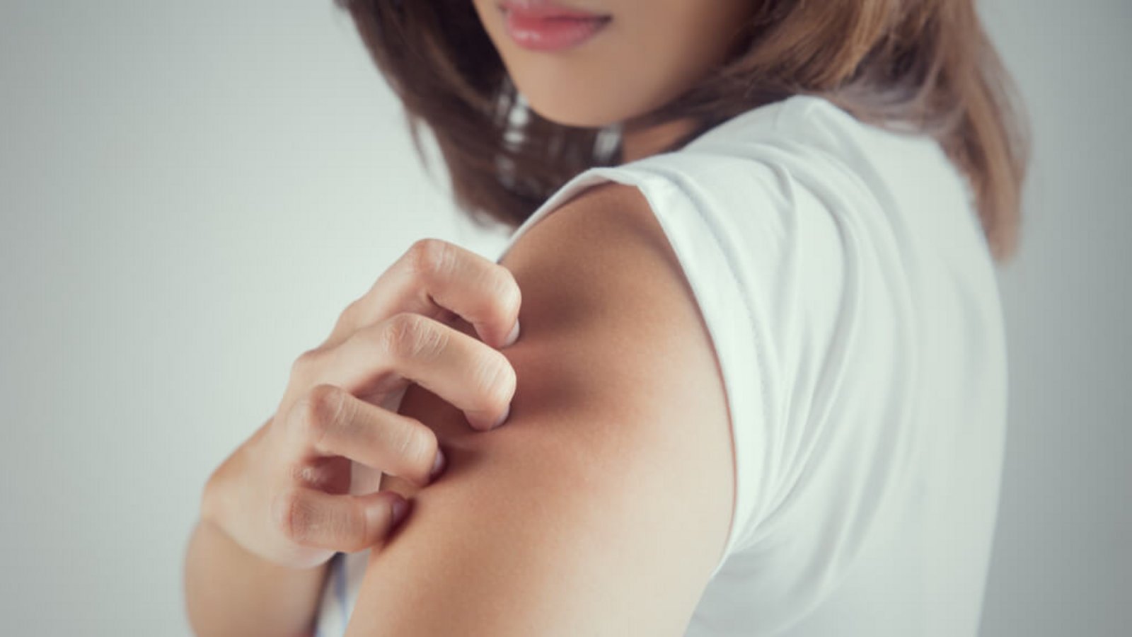 Erfahren Sie, was Sie bei einem Mückenstich tun können und welche Hausmittel es gibt. Alle Tipps zur Behandlung finden Sie hier.Foto: Monster_E / Shutterstock.com