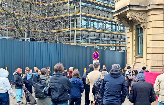 Mahnwache vor dem Landgericht: Der Mord an einer jungen Studentin bewegt viele Menschen.<span class='image-autor'>Foto: Jürgen Bock</span>