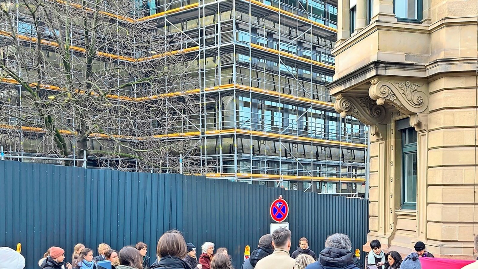 Mahnwache vor dem Landgericht: Der Mord an einer jungen Studentin bewegt viele Menschen.Foto: Jürgen Bock Mahnwache vor dem Landgericht: Der Mord an einer jungen Studentin bewegt viele Menschen.Foto: Jürgen Bock