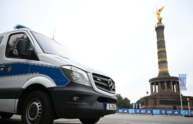 Ein Polizeiwagen steht vor dem Beginn des Berlin-Marathons vor der Siegessäule.<span class='image-autor'>Foto: Sebastian Christoph Gollnow/dpa</span>