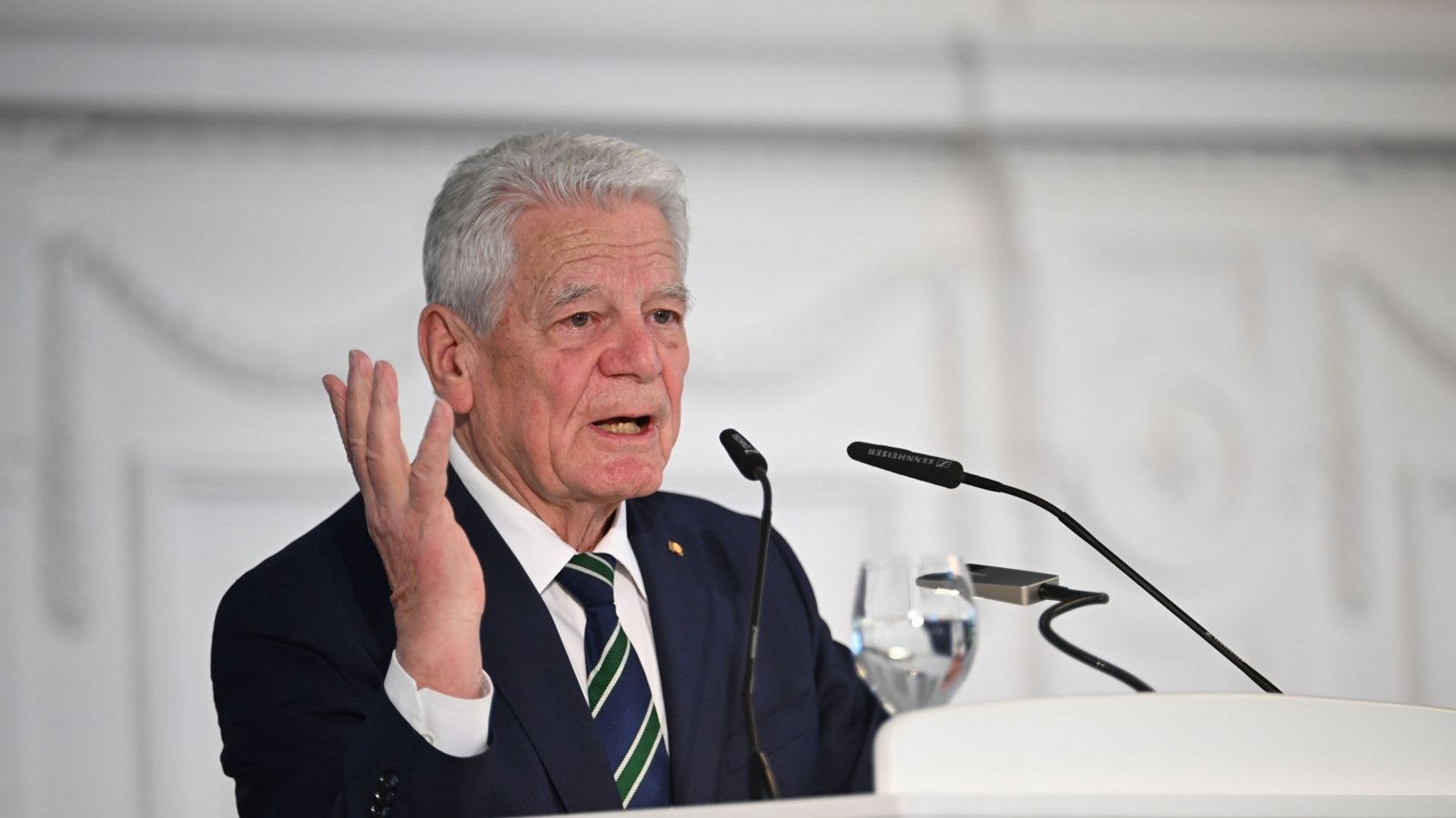 Zu den Laudatoren gehörte der ehemalige Bundespräsident Joachim Gauck.Foto: Marijan Murat/dpa Zu den Laudatoren gehörte der ehemalige Bundespräsident Joachim Gauck.Foto: Marijan Murat/dpa